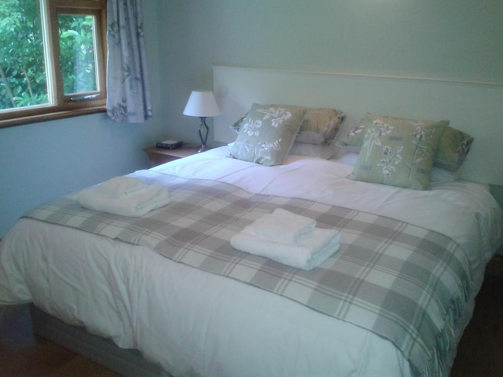 Manor Garden Lodge Wirral Room photo