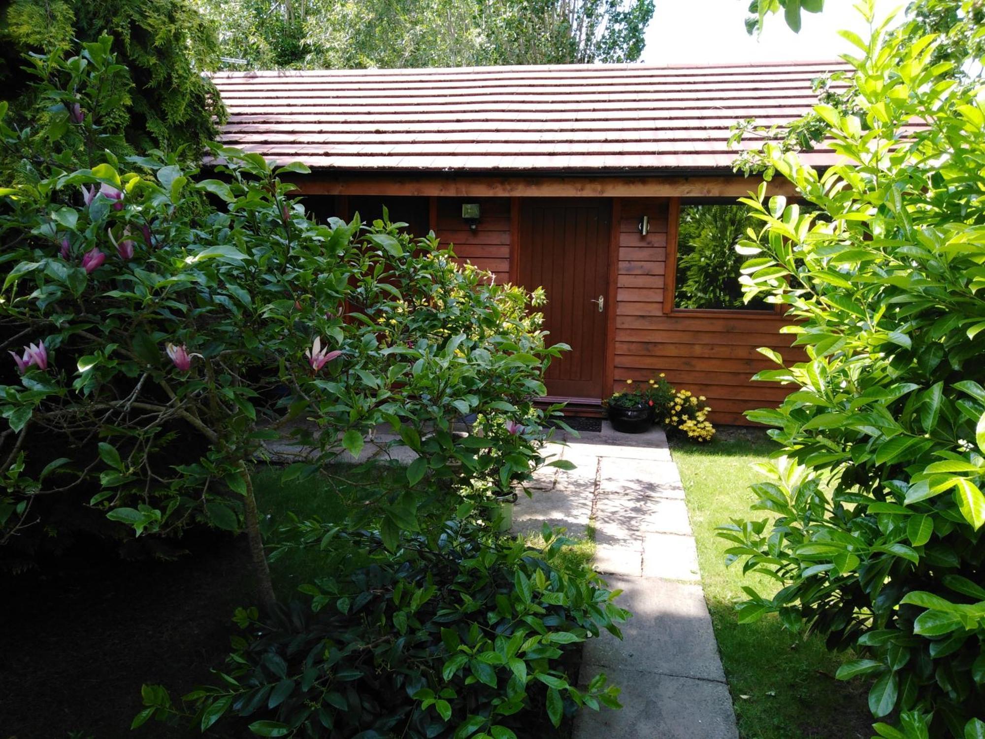 Manor Garden Lodge Wirral Exterior photo
